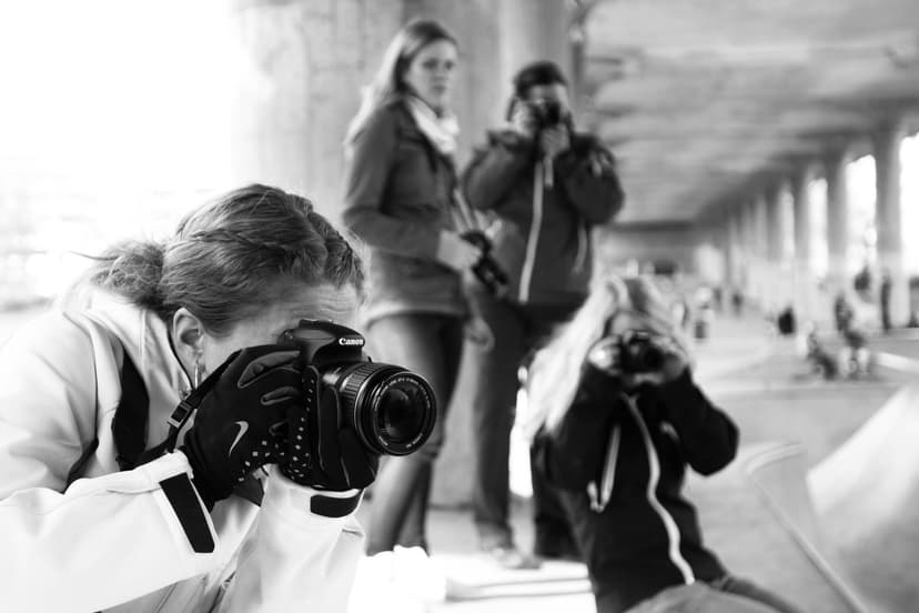 Svartvit bild på några personer som fotograferar