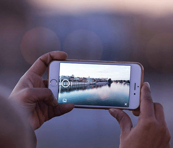 Två händer som håller i en mobiltelefon